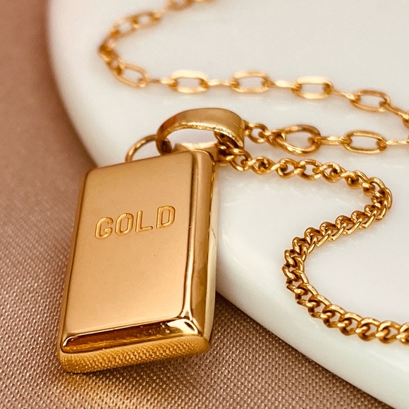 Minimalist Gold Engraved Ingot Pendant Dainty chain Necklace - Picture 3 of 5